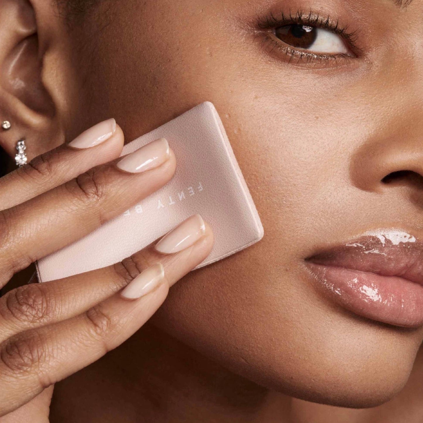 FENTY BEAUTY - Invisimatte Instant Setting + Blotting Powder